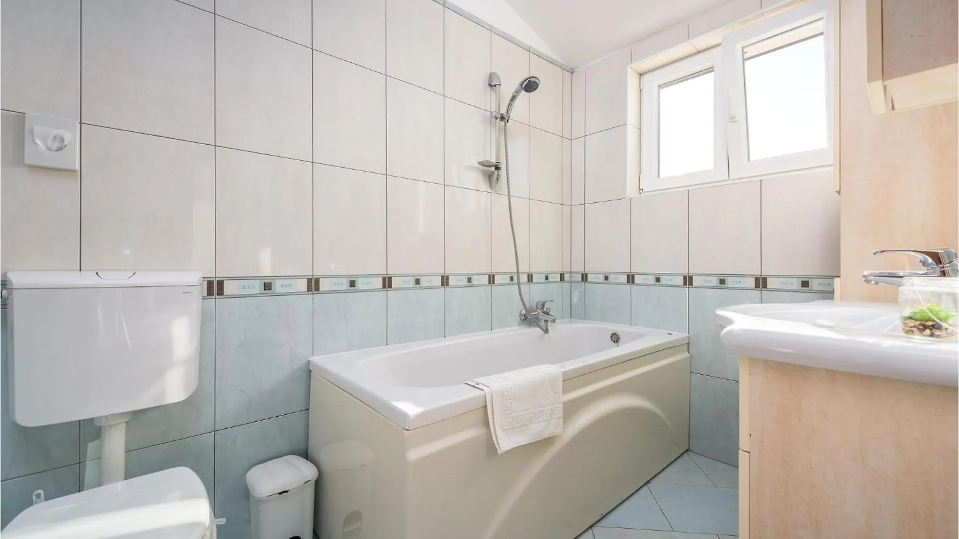 Lovely Apartment In Basanija With Kitchen Croácia