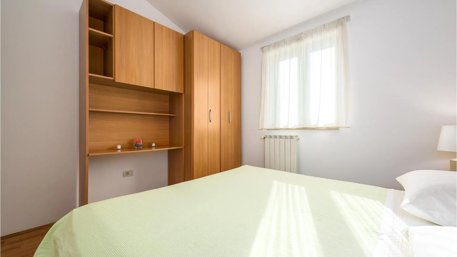 Lovely Apartment In Basanija With Kitchen