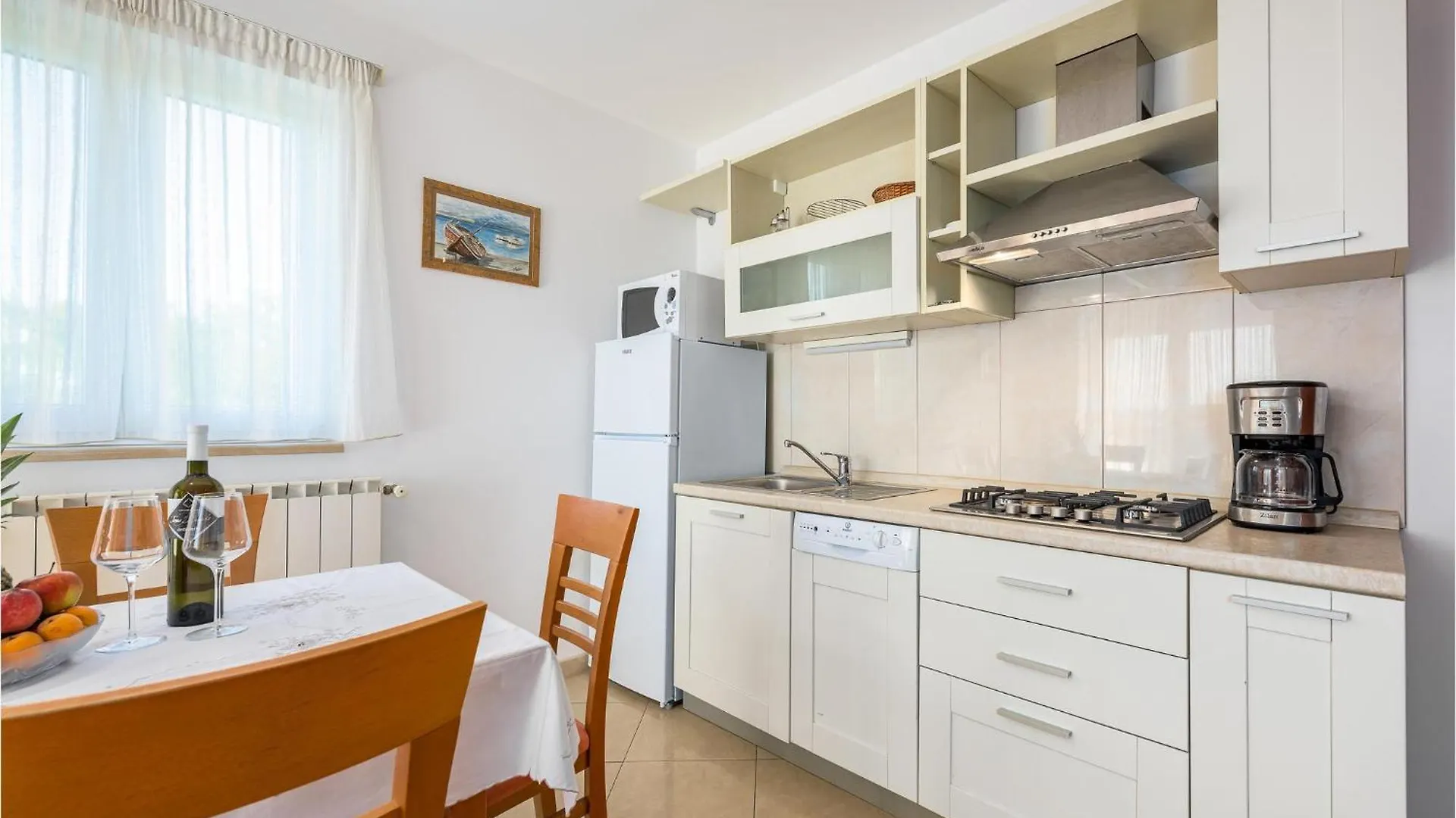 Lovely Apartment In Basanija With Kitchen